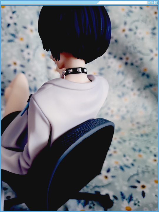 A shot of Takemi's collar from behind.