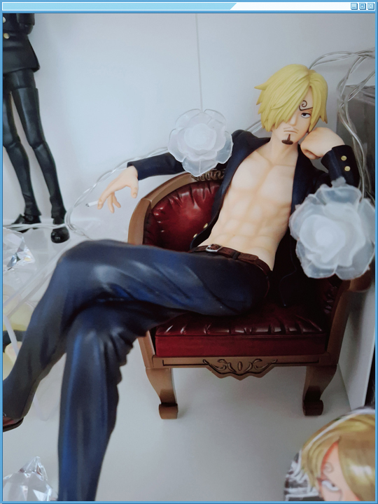 This is the original version of this figure. Not to be confused with the slightly different rerelease coming out later in November, which I may have also ordered. (Well, I'll get him in January.) Still, he's so nice. I like his expression on this one a bit more than the newer one. It's kinda soft.